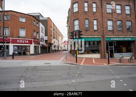 Costa und Starbucks Coffeeshops in Reading wegen Corona-Virus geschlossen Stockfoto