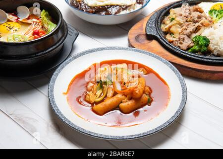 Tteok-bokki oder gerührte Reiskuchen sind ein beliebtes koreanisches Essen Stockfoto