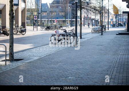 Leere Straße in der Innenstadt von Veenendaal, Niederlande, aufgrund von Geschäften, die geschlossen werden, und Menschen, die aufgrund des Coronavirus zuhause bleiben Stockfoto