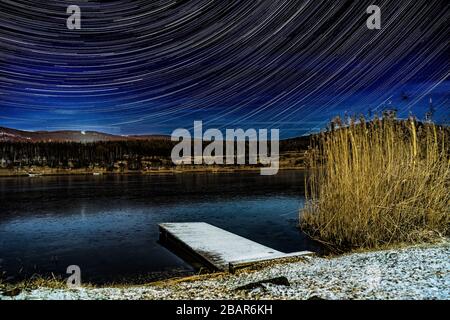 Sternenwege über dem See in Nordböhmen Stockfoto