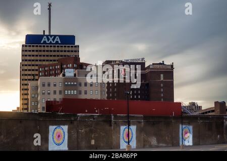 Spekulant, New York, USA. März 28.2020. Blick auf die Innenstadt von Syracuse, New York, über eine alte Betonbahn mit den historischen AXA Towers und Marriott hinaus Stockfoto