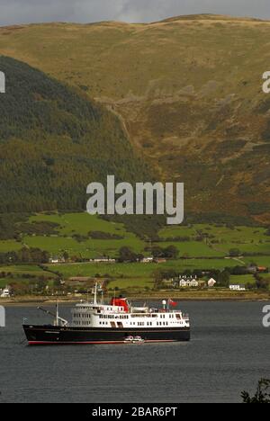 HEBRIDEAN PRINCESS vor Anker in der herrlich friedlichen Umgebung von CARLINGFORD LOUGH, NORDIRLAND Stockfoto