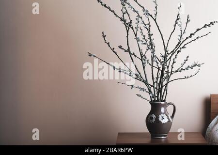 Willow catkins Bouquet in Vase auf Holztisch Stockfoto