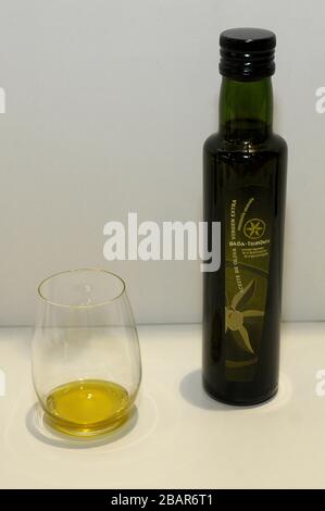 Aceite de oliva virgen extra GATA-HURDES, manzanilla cacereña Stockfoto