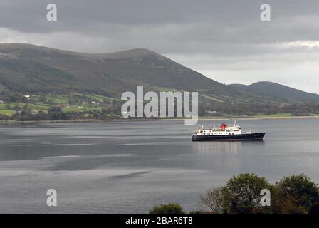 HEBRIDEAN PRINCESS vor Anker in der herrlich friedlichen Umgebung von CARLINGFORD LOUGH, NORDIRLAND Stockfoto