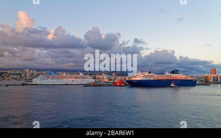 Die Schiffe Thomson Majesty und Horizon Cruise fuhren neben dem Pier am Hafen von Las Palmas auf den Kanarischen Inseln. Stockfoto