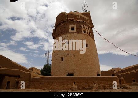 Saada, Jemen. März 2020. Ein Mann spaziert am Hauptturm der Al-Qashla-Burg in der Provinz Saada im Jemen, 19. März 2020. UM MIT "Feature: Yemens historische Burg in Saada steht in Gefahr" zu gehen Credit: Mohammed Mohammed/Xinhua/Alamy Live News Stockfoto