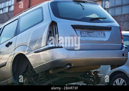 Die Karosserie eines Autos ohne Räder und Scheinwerfer. Blick von hinten Stockfoto