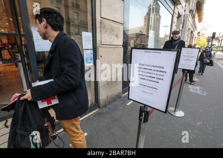 PARISER LOCKDOWN 10. TAG Stockfoto