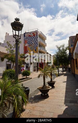 Innenstadtstraße mit Kunstwerken "La ciudad de la mirada" Wandgemälde von Paco Rossique (Los Llanos de Aridane, La Palma, Kanarische Inseln, Spanien) Stockfoto