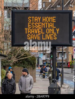 London, Großbritannien. März 2020. Hinweisschilder werden an Warnungen übergeben, um zu Hause zu bleiben oder nur wenn es notwendig ist zu reisen, da die Menschen weiterhin in Balham aussteigen. Der "Lockdown" geht in Clapham - Coronavirus (Covid 19) Ausbruch in London weiter. Credit: Guy Bell/Alamy Live News Stockfoto