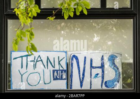 London, Großbritannien. März 2020. Eine Meldung über die Unterstützung des NHS in einem Fenster. Der "Lockdown" geht in Clapham - Coronavirus (Covid 19) Ausbruch in London weiter. Credit: Guy Bell/Alamy Live News Stockfoto