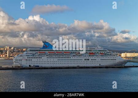 Das Kreuzfahrtschiff Thomson Majesty fuhr neben dem Pier am Hafen von Las Palmas auf den Kanarischen Inseln. Stockfoto