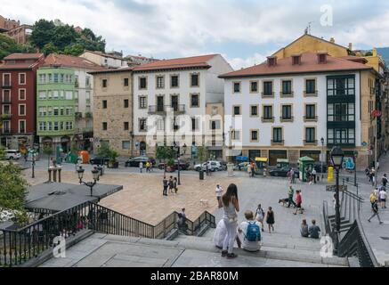 Blick von einer Treppe zum Unamuno Plaza in Bilbao, Spanien Stockfoto