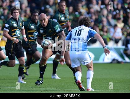 Die Soane Tonga'uiha von Northampton Says sucht nach einem Weg an der Ruaridh Jackson der Glasgow Warriors vorbei Stockfoto