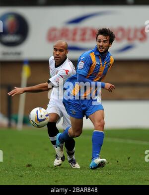 Walsalls Adam Chambers (links) und Shrewsbury Town's Aaron Wildig kämpfen um den Ball Stockfoto