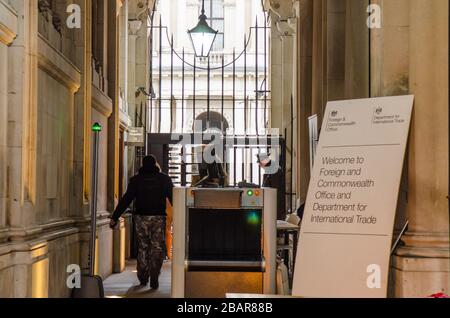 London - Foreign and Commonwealth Office, britische Regierung baut Außenbeschilderung - in Whitehall, Westminster Stockfoto