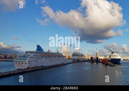 Kreuzfahrtschiffe berten am Kreuzfahrtschiff-Terminal im Hafen von Las Palmas auf den Kanarischen Inseln einen frühen Morgen im Januar. Stockfoto