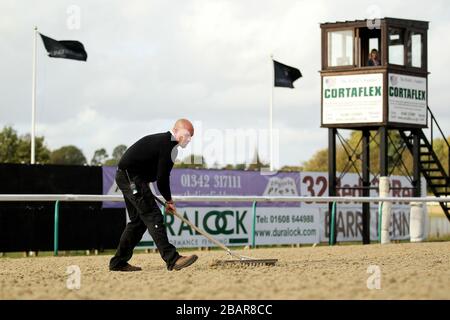 Vor dem ersten Renntreffen an der Oberfläche des Lingfield Park Racecourse werden letzte Vorbereitungen für die neue All Weather Surface getroffen Stockfoto