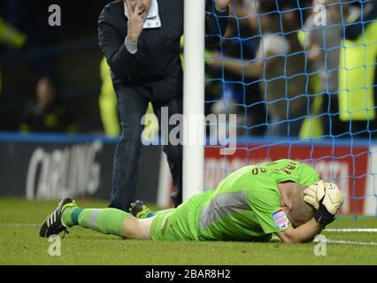 Sheffield Wednesday Torhüter Chris Kirkland legt sich auf den Boden, nachdem er von einem Fan von Leeds United getroffen wurde Stockfoto