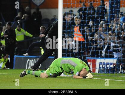 Sheffield Wednesday Torhüter Chris Kirkland legt sich auf den Boden, nachdem er von einem Fan von Leeds United getroffen wurde Stockfoto