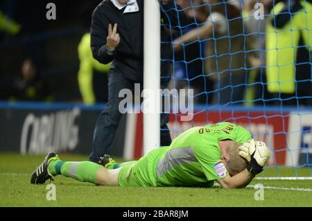 Sheffield Wednesday Torhüter Chris Kirkland legt sich auf den Boden, nachdem er von einem Fan von Leeds United getroffen wurde Stockfoto