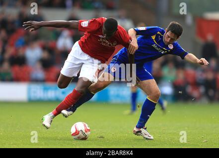 Guy Moussi (links) von Nottingham Forest und Peter Whittingham (rechts) von Cardiff City im Einsatz Stockfoto