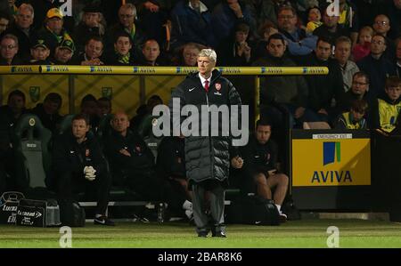 Arsenal-Manager Arsene Wenger beobachtet das Spiel von der Touchline aus Stockfoto