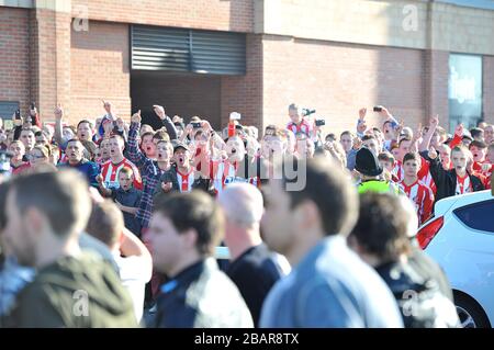 Sunderland und Newcastle-Fans außerhalb des Stadium of Light Stockfoto