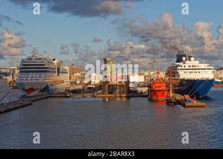 Die Schiffe Aida und Horizon Cruise fuhren neben dem Kreuzfahrtschiff Terminal in Las Palmas auf der Insel Gran Canaria. Stockfoto