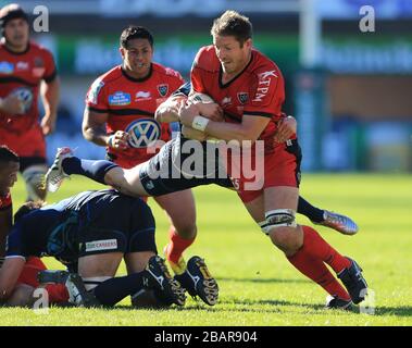 Der Lloyd Williams (Center) von Cardiff Blues greift die Bakkies Botha von Toulon an Stockfoto