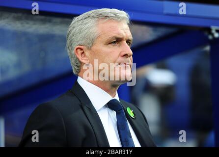 Queens Park Rangers Manager Mark Hughes auf der Touchline Stockfoto