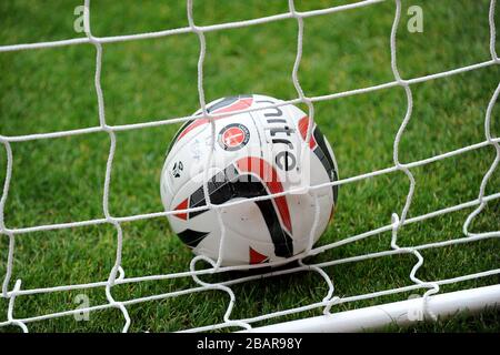 Details eines offiziellen Fußballs von Charton Athletic Mitre im hinteren Teil des Netzes Stockfoto