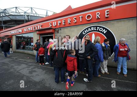 Die Fans von Charton Athletic sind vor dem Spiel außerhalb des Vereinsladens des Teams Stockfoto