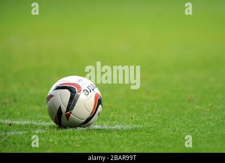 Detail eines offiziellen Mitre Matchballs auf dem Spielfeld Stockfoto