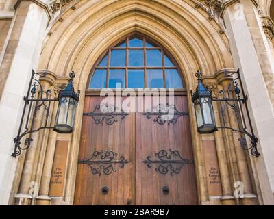 Die Royal Courts of Justice, ein imposantes gothisches Gerichtsgebäude, in dem das britische High Court and Court of Appeal untergebracht ist Stockfoto