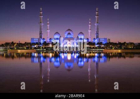 Große Moschee in der Dämmerung in Abu Dhabi, VAE Stockfoto