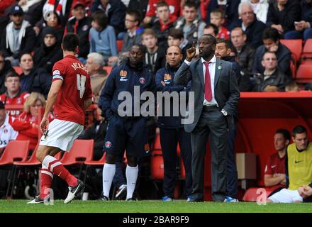 Der Manager von Charlton Athletic Chris Powell (rechts) gibt Kapitän Johnnie Jackson (links) von der Touchline Anweisungen Stockfoto
