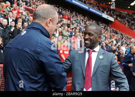 Der Manager von Charlton Athletic Chris Powell begrüßt den Barnsley-Manager Keith Hill (links) vor dem Spiel Stockfoto