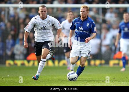 Chris Burke (rechts) von Birmingham City und Daniel Drinkwater (links) von Leicester City kämpfen um den Ball Stockfoto