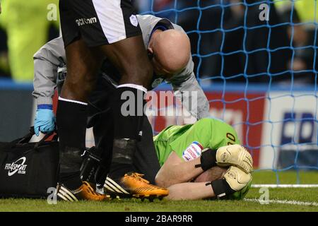 Sheffield Wednesday Torhüter Chris Kirkland legt sich auf den Boden, nachdem er von einem Fan von Leeds United getroffen wurde Stockfoto