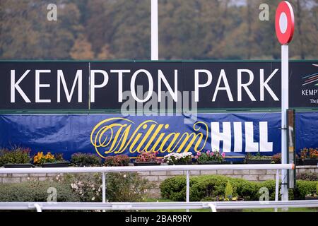 Allgemeiner Blick auf den Siegerposten und die William Hill Beschilderung auf der Kempton Racecourse Stockfoto