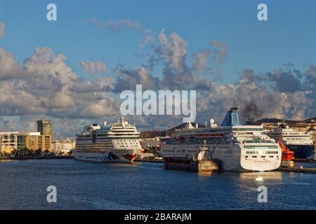 Verschiedene Kreuzfahrtschiffe bersten am Kreuzfahrtschiff Terminal, wobei Horizon Majesty Treibstoff von der Bunkers Barge erhielt. Stockfoto