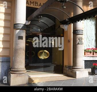 Rom, Italien. März 2020. Das Foto, das am 29. März 2020 aufgenommen wurde, zeigt das geschlossene Ambasciatori Hotel Via Veneto in Rom, Italien. Die Pandemie der COVID-19 forderte weiterhin Opfer in Italien, da die Frist für das Ende der nationalen Sperre der Regierung näher rückte und Experten warnten, dass es zu früh sei, um die Beschränkungen aufzuheben. Die Zahl der Todesopfer lag am Samstag bei 889, was die Gesamtzahl auf 10.023 Todesopfer seit dem Ausbruch der Pandemie in Norditalien am 21. Februar drückte. Kredit: Alberto Lingria/Xinhua/Alamy Live News Stockfoto