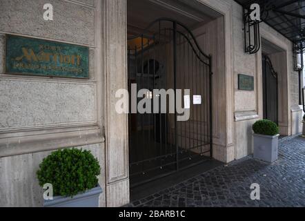 Rom, Italien. März 2020. Das am 29. März 2020 aufgenommene Foto zeigt das geschlossene Marriott Grand Hotel Flora in Rom, Italien. Die Pandemie der COVID-19 forderte weiterhin Opfer in Italien, da die Frist für das Ende der nationalen Sperre der Regierung näher rückte und Experten warnten, dass es zu früh sei, um die Beschränkungen aufzuheben. Die Zahl der Todesopfer lag am Samstag bei 889, was die Gesamtzahl auf 10.023 Todesopfer seit dem Ausbruch der Pandemie in Norditalien am 21. Februar drückte. Kredit: Alberto Lingria/Xinhua/Alamy Live News Stockfoto