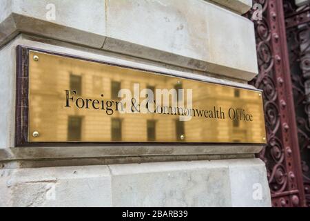 London - Foreign and Commonwealth Office, britische Regierung baut Außenbeschilderung - in Whitehall, Westminster Stockfoto