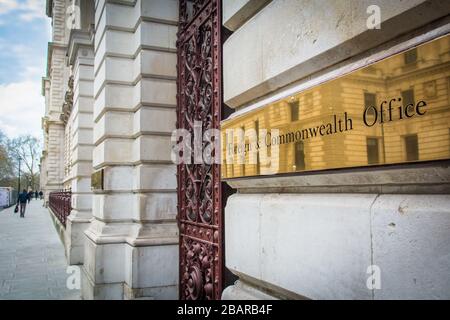 London - Foreign and Commonwealth Office, britische Regierung baut Außenbeschilderung - in Whitehall, Westminster Stockfoto