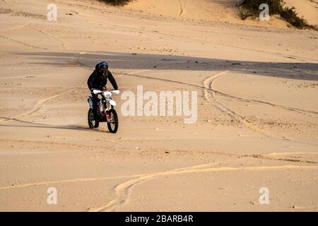 Dirt-Bike auf einer Sanddüne Stockfoto