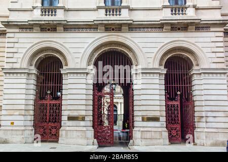 London - Foreign and Commonwealth Office, britische Regierung baut Außenbeschilderung - in Whitehall, Westminster Stockfoto