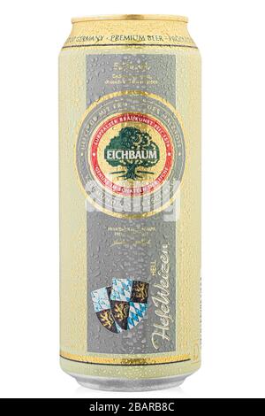 Ukraine, Kiew - 10. März. 2020: Kalte Aluminiumkannen von Eichbaum Premium Hefeweizen hell Beer, auf weißem Hintergrund. Wasser fällt ab. Datei enthält Begrenzungen Stockfoto